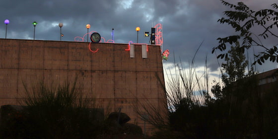 Photo de l'artiste Rémi Groussin de son ses installations lumineuses